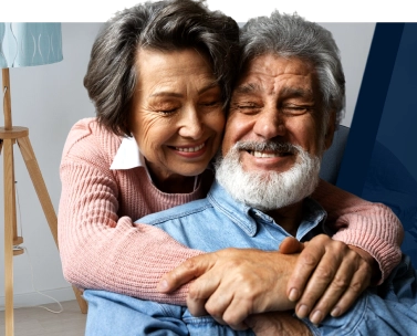 casal de idosos se abraçando e sorrindo