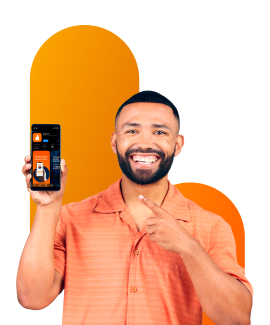 homem com celular na mao e app da empresta aberto