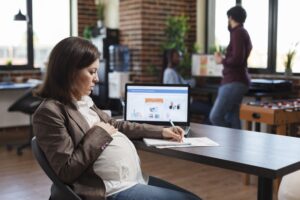 Quais são os direitos trabalhistas das gestantes em 2025? 