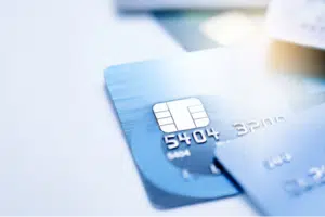 Entenda a diferença entre empréstimo e cartão consignado, compare taxas, limites e vantagens e descubra qual é o ideal para seu perfil financeiro.